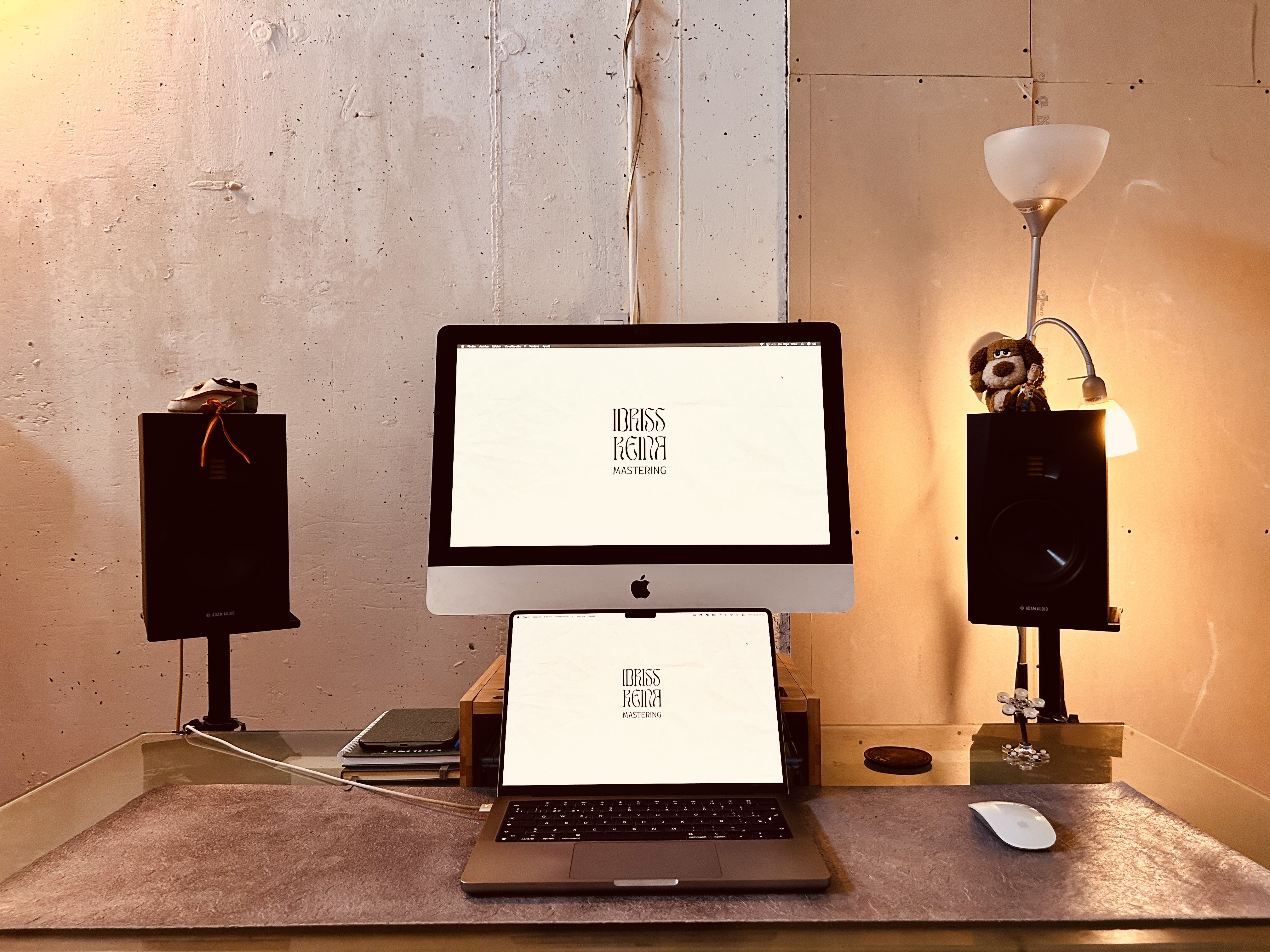 Estación de mezcla — monitores ADAM Audio y estación de trabajo